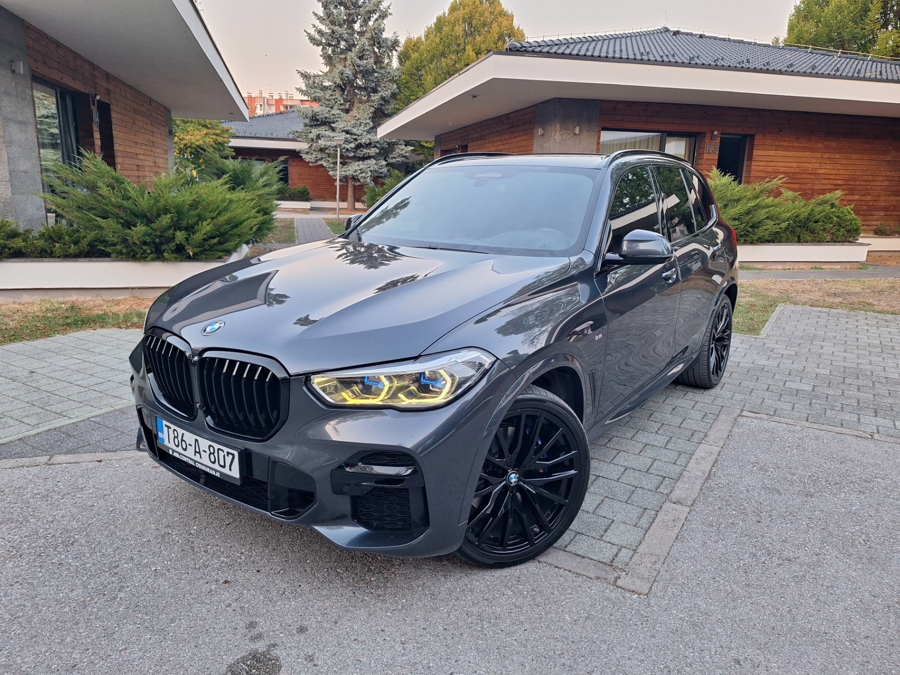 BMW X5 3.0d M paket – prednji bočni pogled